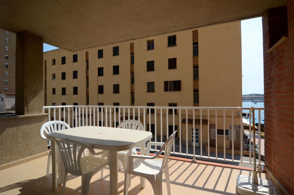 a table and chairs on a balcony with a view at Terrassa del Mar 6-1-B in L'Escala