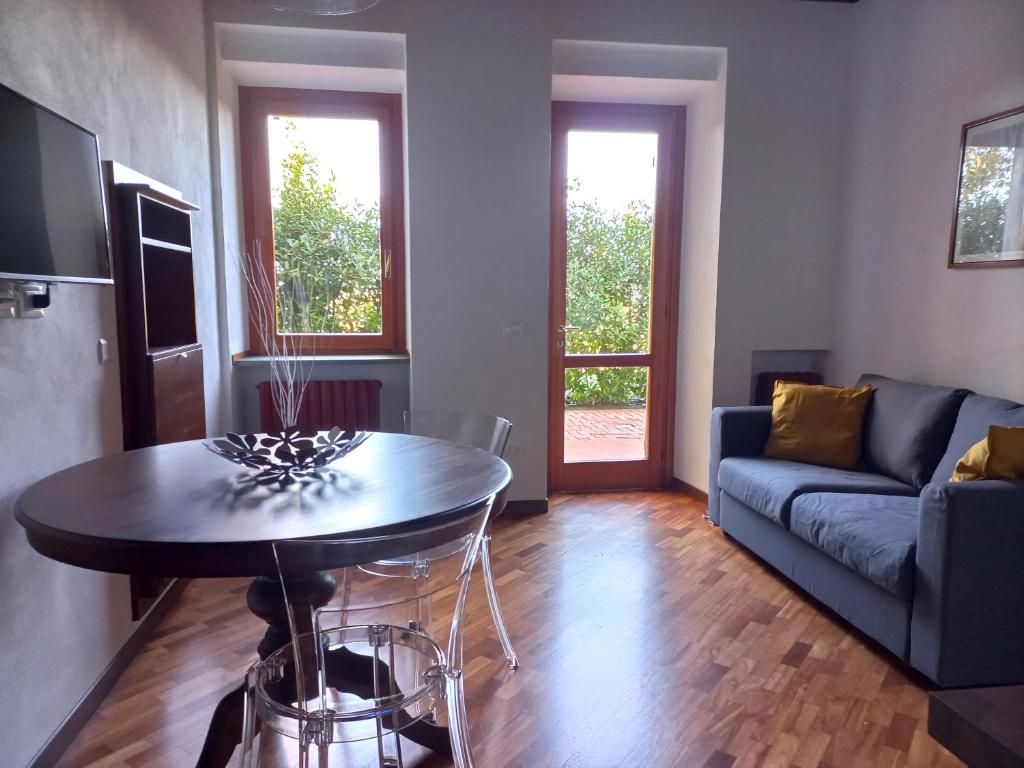 a living room with a table and a couch at Residenze La Madonnina in Vigatto