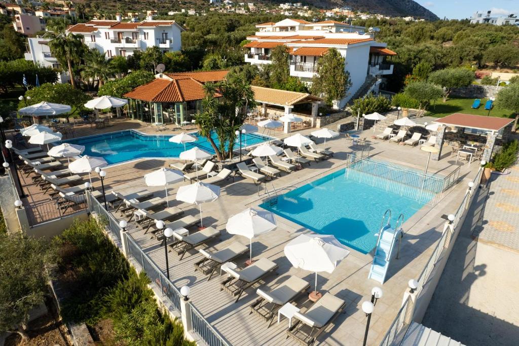een luchtzicht op het zwembad in een resort bij Villa Vicky in Chersonissos