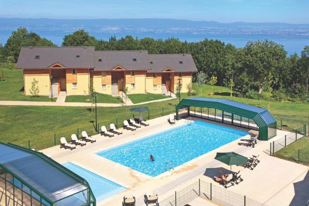 - une vue aérienne sur une maison avec une piscine dans l'établissement Duplex-Chalet entre Lac et Montagne - Balcon Vue Lac, à Lugrin
