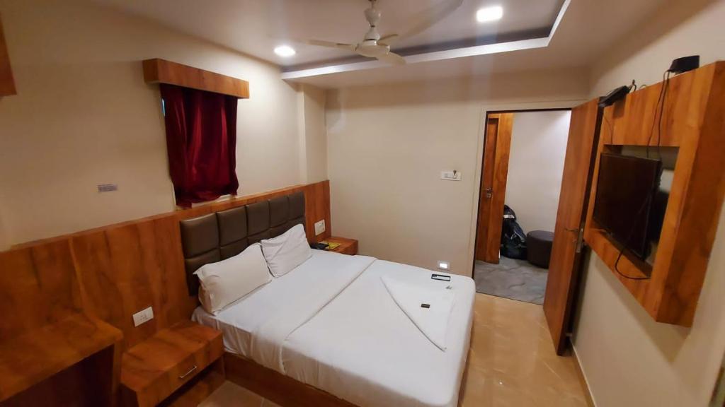 Postel nebo postele na pokoji v ubytování HOTEL RIGGA INN KOKILABEN DHIRUBHAI AMBANI Hospital
