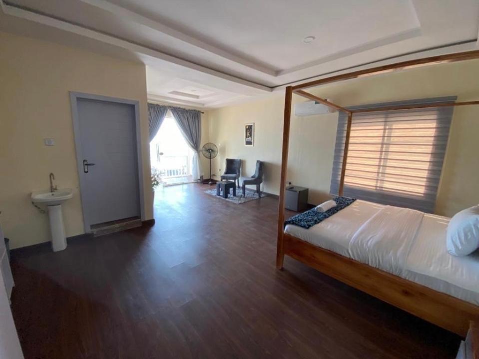 Rúm í herbergi á Oceanfront Wavecrest Hotel