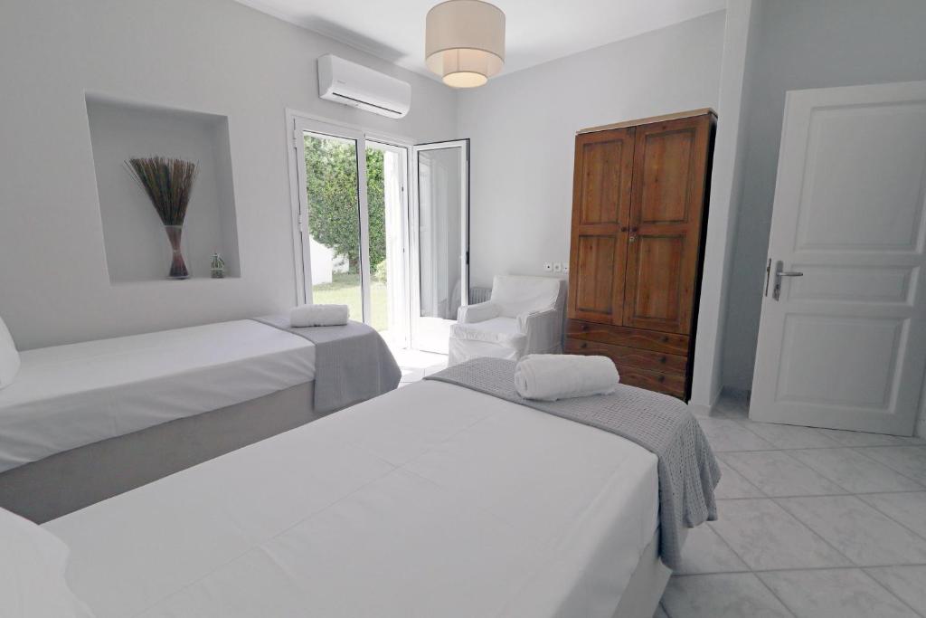 Posteľ alebo postele v izbe v ubytovaní Superior Beachfront Apartment in Aghios Emilianos - Porto Heli