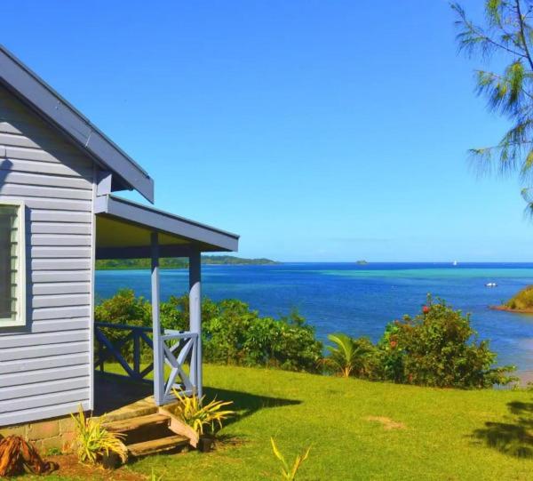 Cette maison blanche offre une vue sur l'océan. dans l'établissement Bay of Plenty Nature Lodge, à Nanuya Lailai