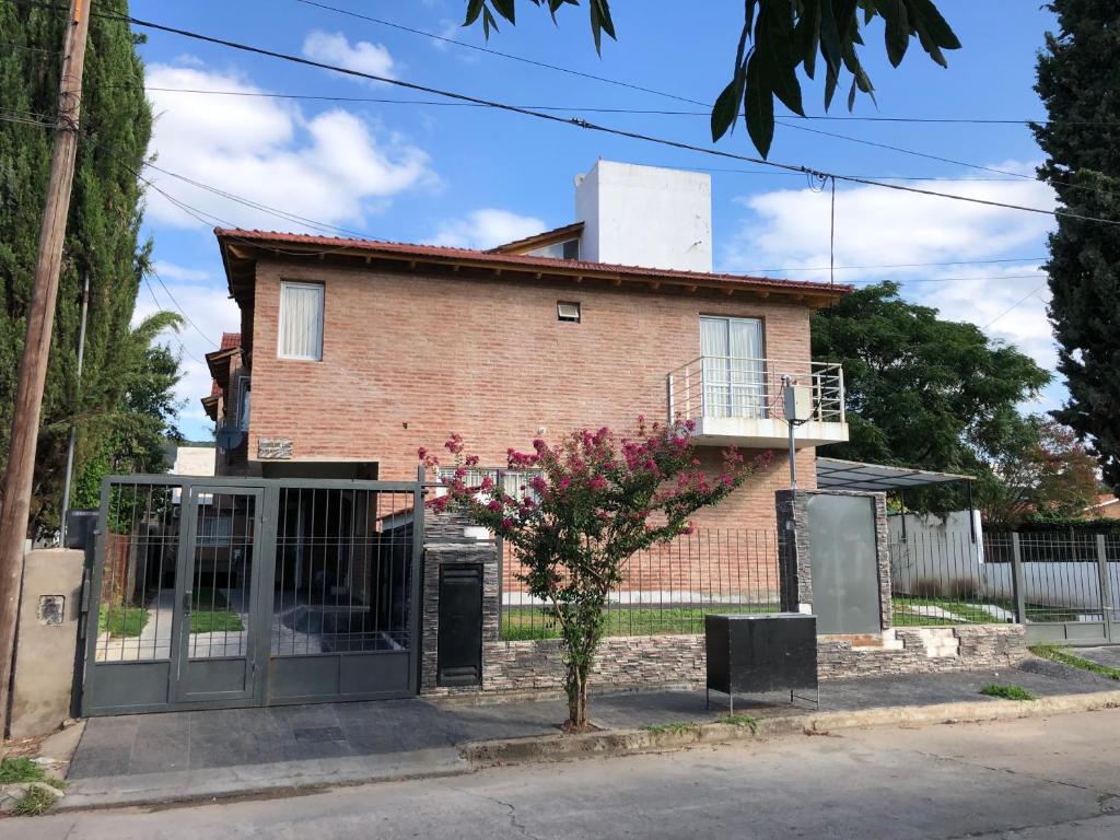 una casa con una puerta delante de ella en Departamento de dos dormitorios a una cuadra del lago en Villa Carlos Paz