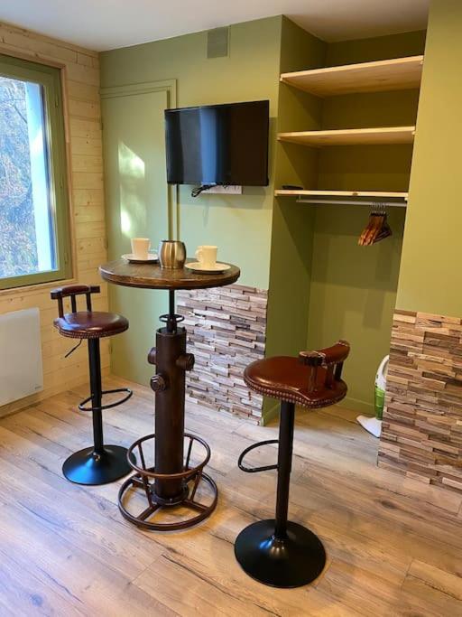 Cette chambre dispose de deux tabourets de bar et d'une télévision. dans l'établissement RÉSIDENCE LE SÉNÉOU, à Les Deux Alpes