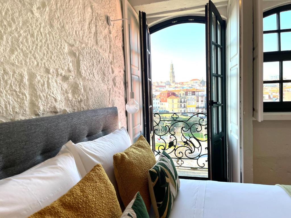 um quarto com uma cama e vista para a cidade em AgapeStay Porto em Porto