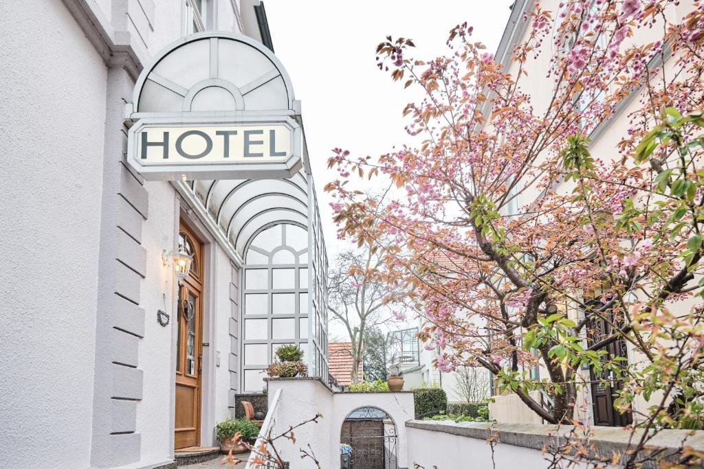 ein Schild an der Seite eines Gebäudes in der Unterkunft Hotel Haus Berlin in Bonn