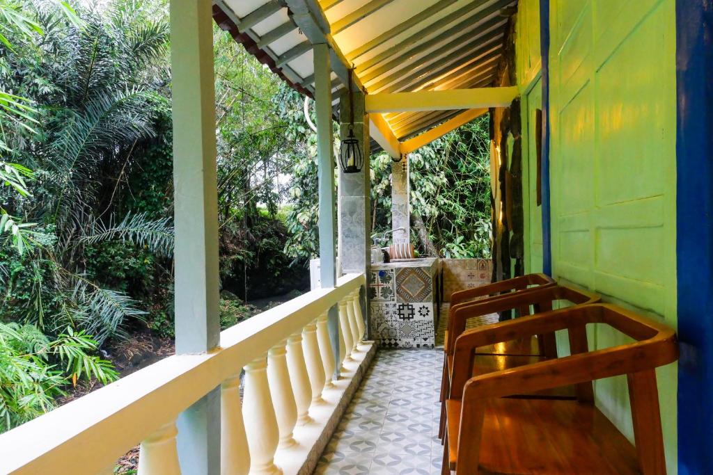 A balcony or terrace at Villa Kamar Tamu Selomartani