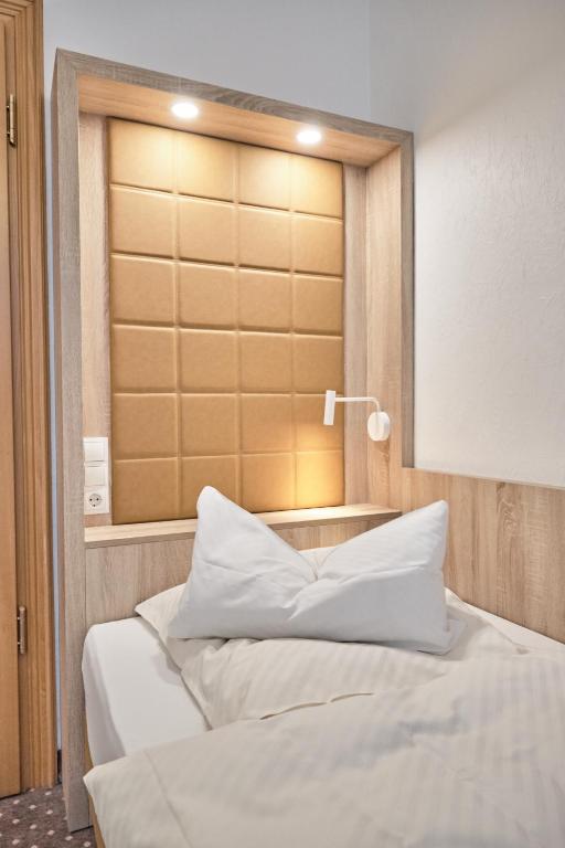 Ein Bett oder Betten in einem Zimmer der Unterkunft Hotel Haus Berlin
