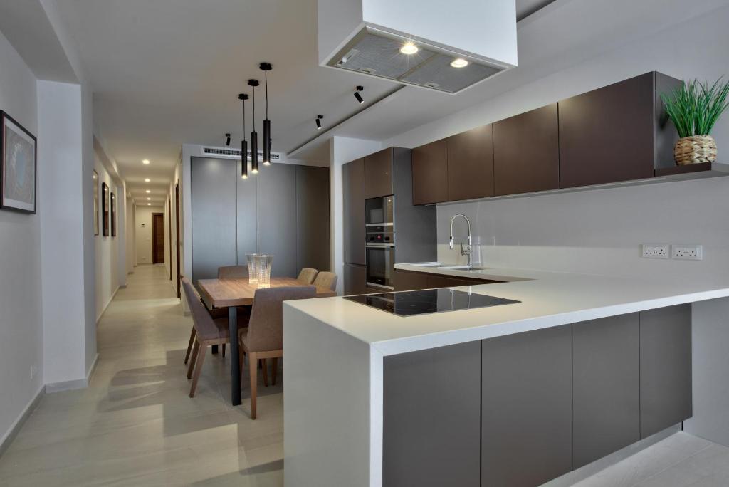 Sea Front Spacious Valletta Views Apartments - 3