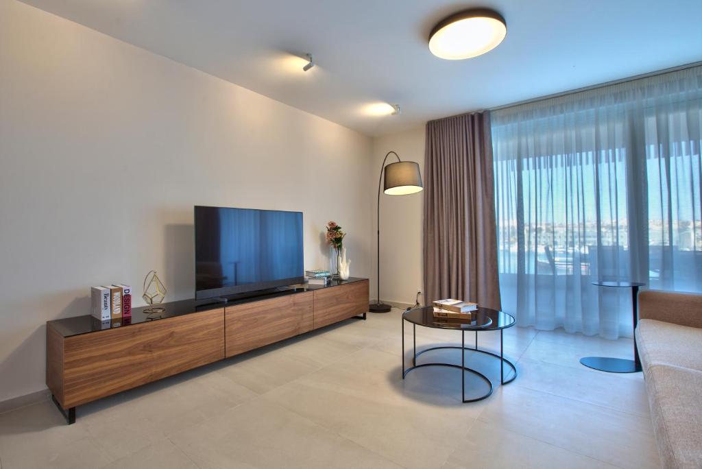 Sea Front Spacious Valletta Views Apartments - 6