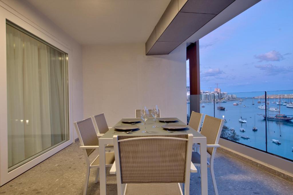 Sea Front Spacious Valletta Views Apartments - 8