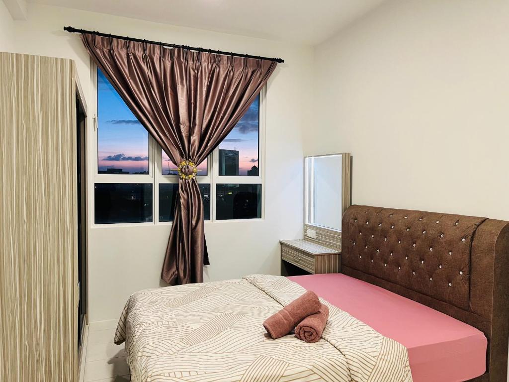 sypialnia z łóżkiem i dużym oknem w obiekcie Renai Homestay Ladang Tanjung Kuala Terengganu with POOL w mieście Kuala Terengganu