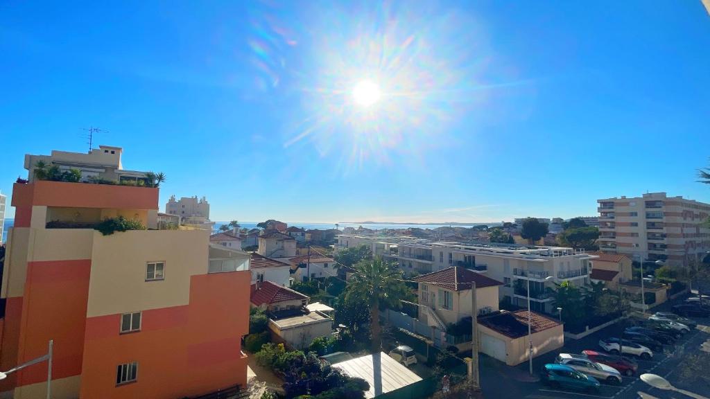 - une vue sur la ville et le soleil dans le ciel dans l'établissement La Couronne du Cros, à Cagnes-sur-Mer