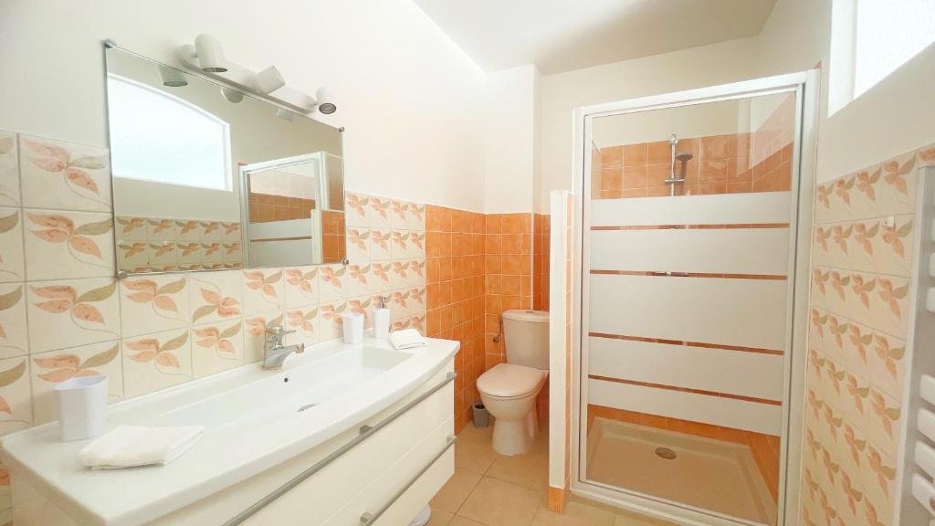 a bathroom with a sink and a toilet at La Couronne du Cros in Cagnes-sur-Mer