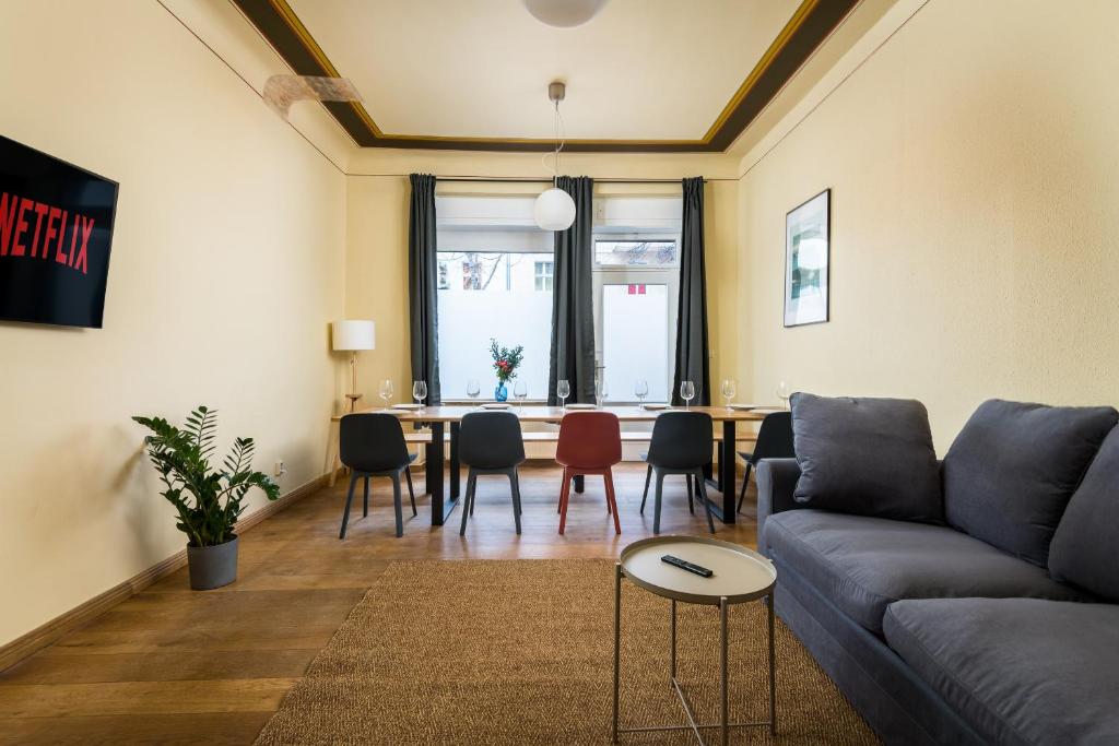 un salon avec un canapé et une table dans l'établissement Super Zentral super schöner Altbau in Moabit Rostockerstraße im Herzen von Berlin für bis zu 6 Personen, à Berlin