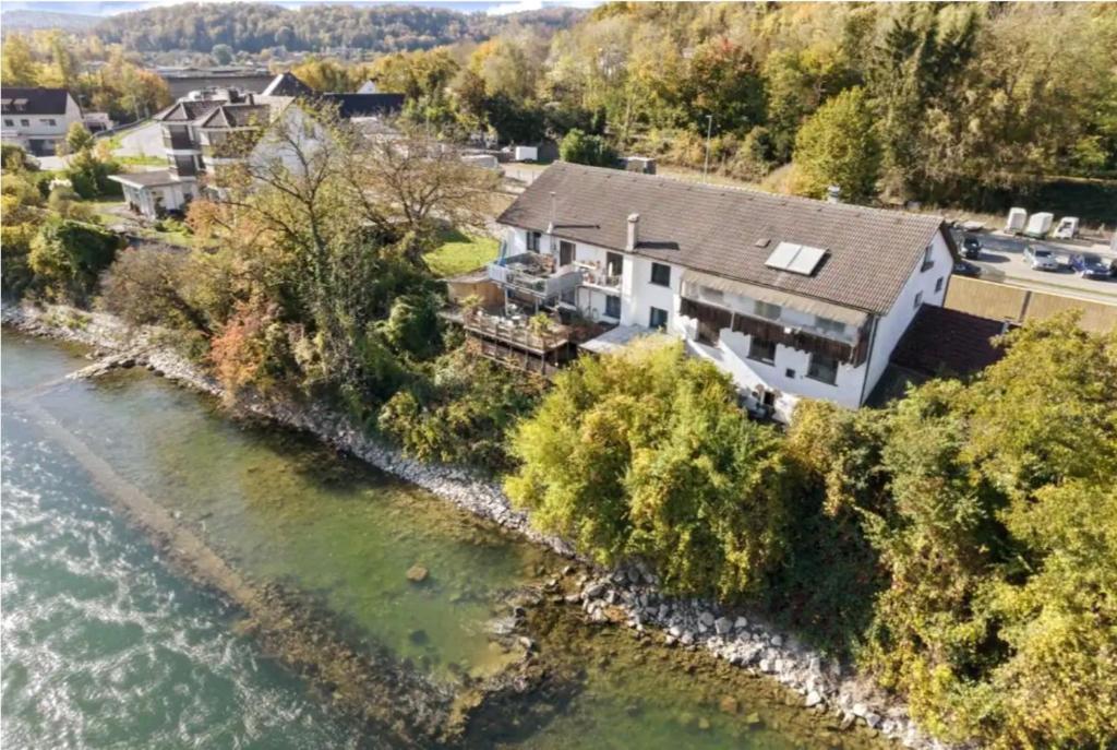 eine Luftansicht eines Hauses neben einem Fluss in der Unterkunft Rheinblick Waldshut 2 in Waldshut-Tiengen