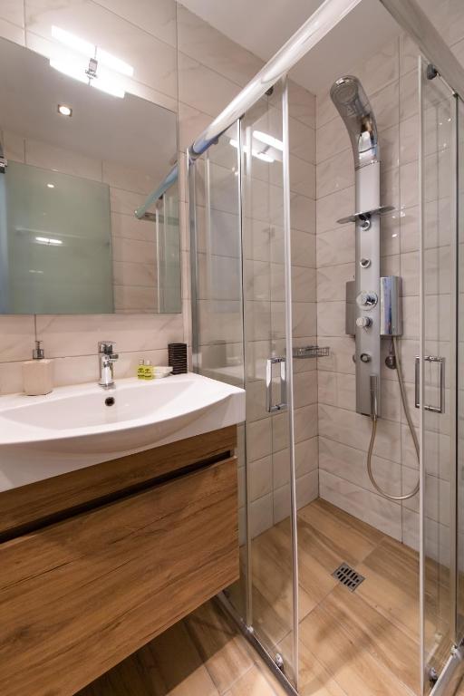 Kúpeľňa v ubytovaní LEFKAS CITY APARTMENTS & SUITES