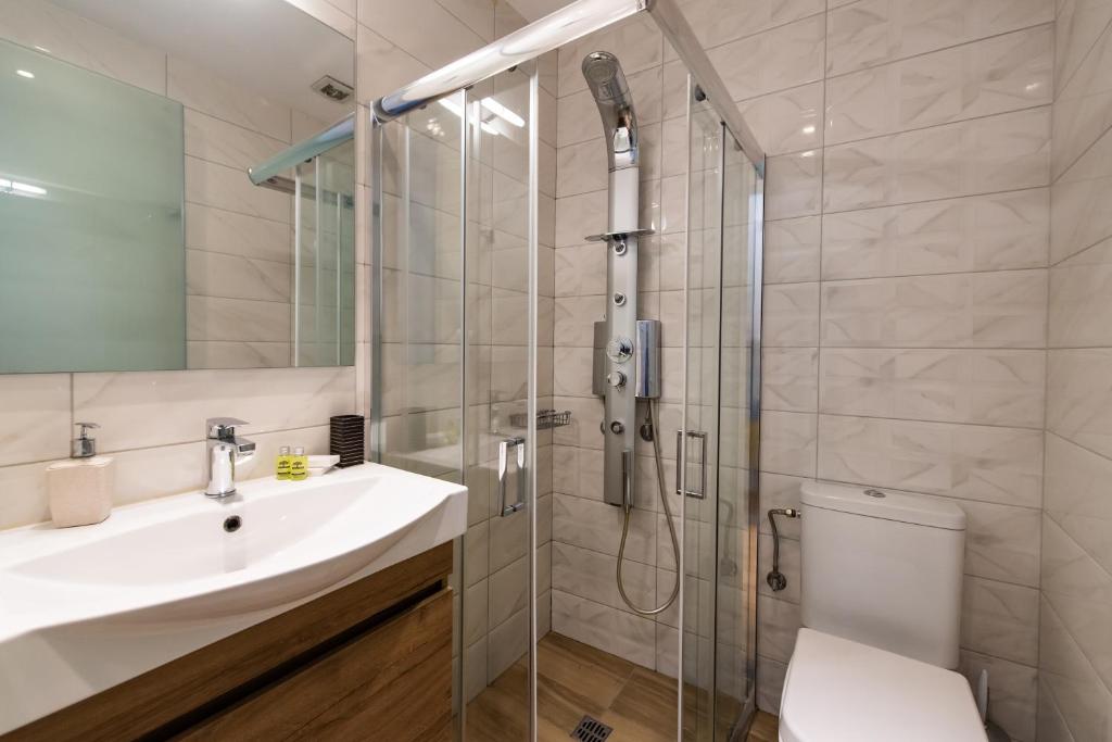 Kúpeľňa v ubytovaní LEFKAS CITY APARTMENTS & SUITES