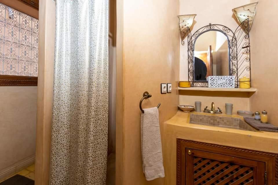une salle de bains avec douche, lavabo et miroir dans l'établissement Riad Aquarelle By GE, à Marrakech 68 autres photos