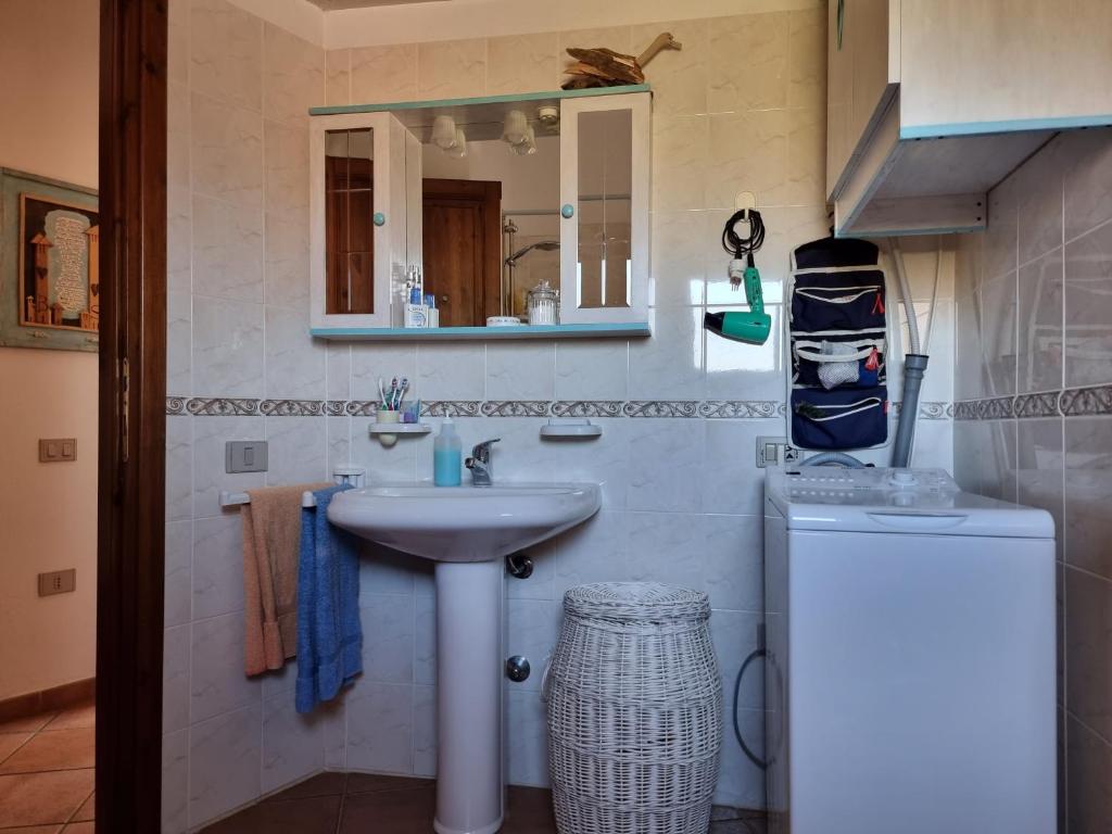 A bathroom at LA COLLINETTA