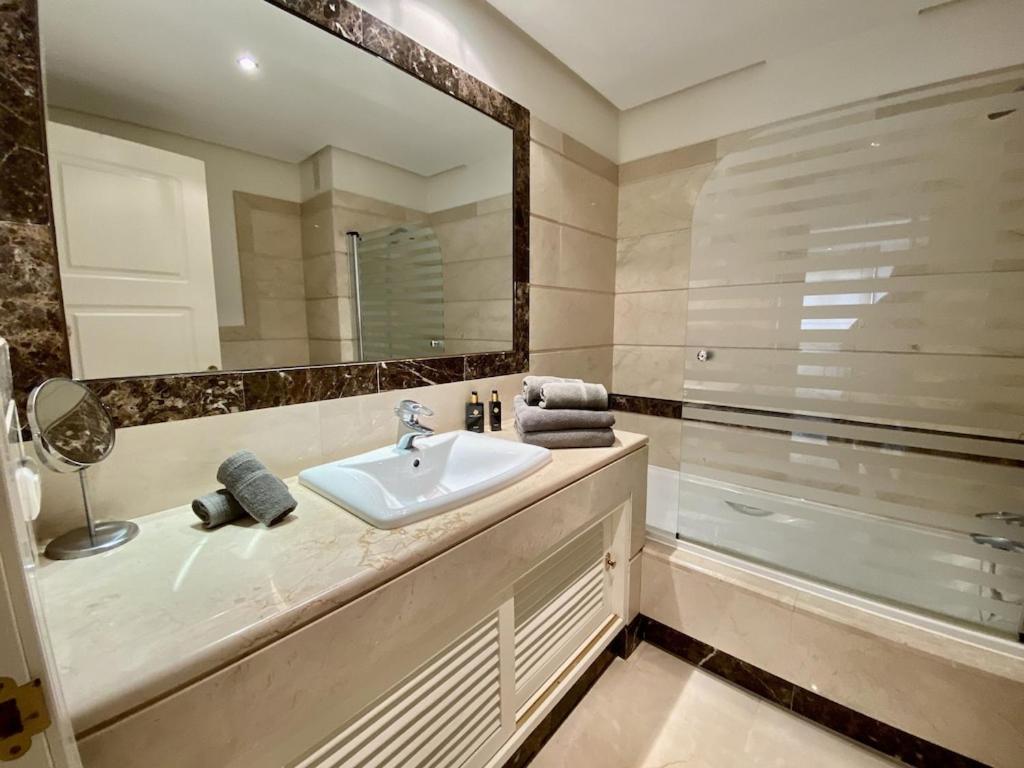 Kúpeľňa v ubytovaní Beautiful 5 * Penthouse very near the beach
