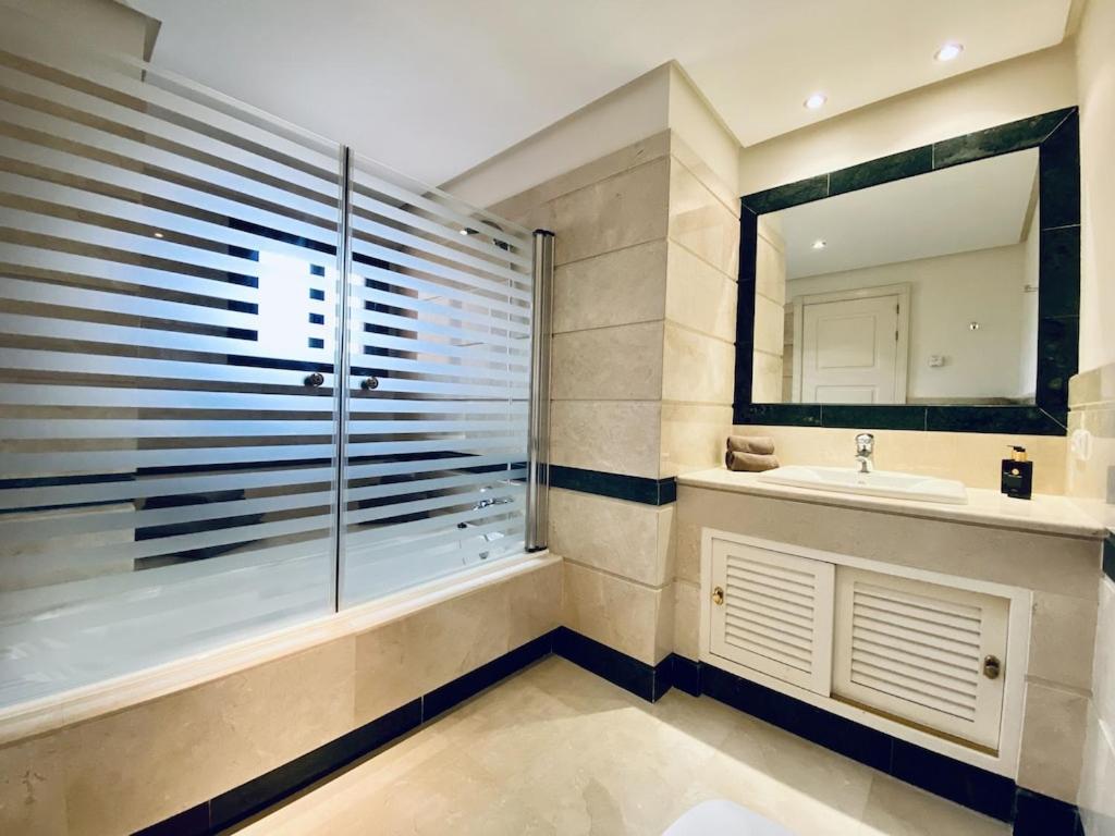 Kúpeľňa v ubytovaní Beautiful 5 * Penthouse very near the beach