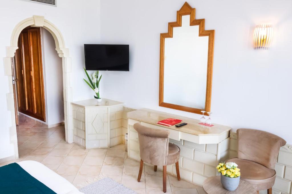 Televiisor ja/või meelelahutuskeskus majutusasutuses Hotel El Habib Monastir