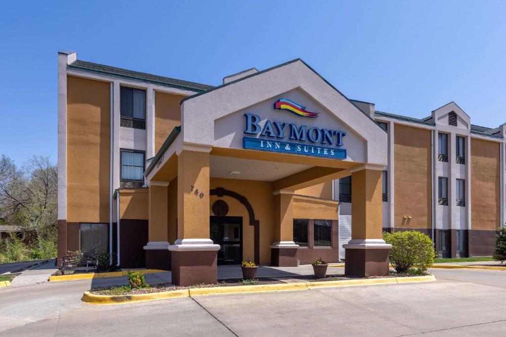 a building with a bay moon inn and suite at Baymont by Wyndham Lawrence in Lawrence