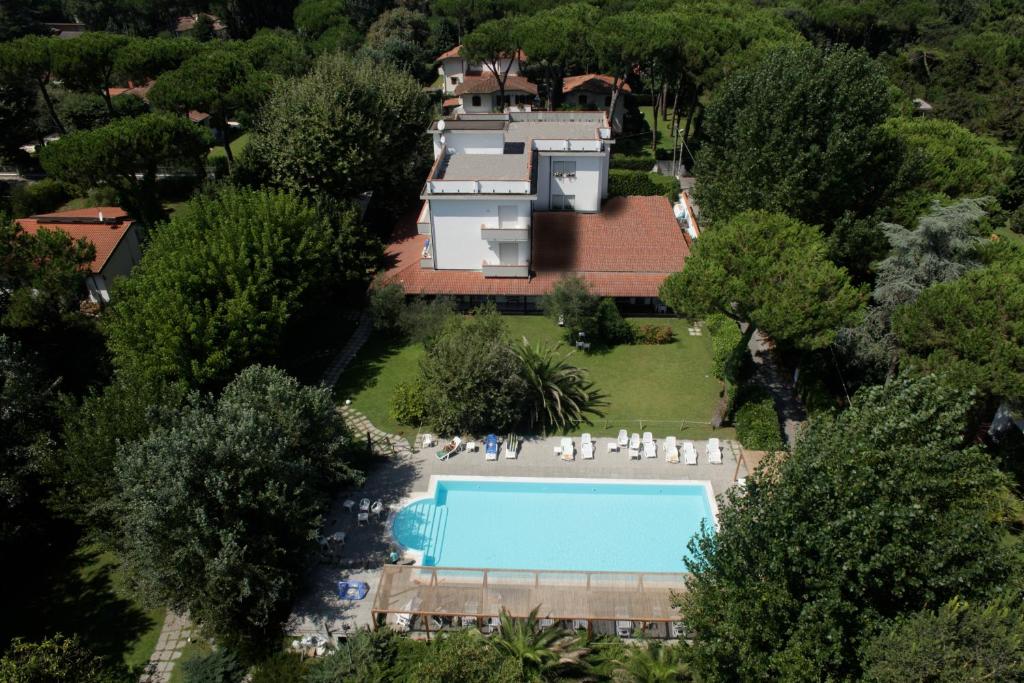 eine Luftansicht eines Hauses mit Pool in der Unterkunft Hotel La Bussola in Marina di Massa