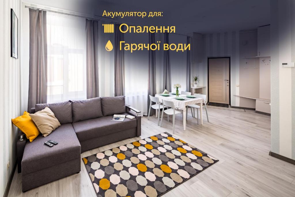 利維夫的住宿－#1 APARTMENT，客厅配有沙发和桌子