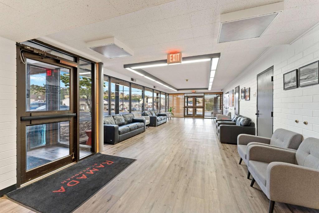 Posezení v ubytování Ramada by Wyndham Cedar City