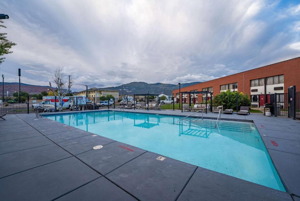 Bazén v ubytování Ramada by Wyndham Cedar City nebo v jeho okolí