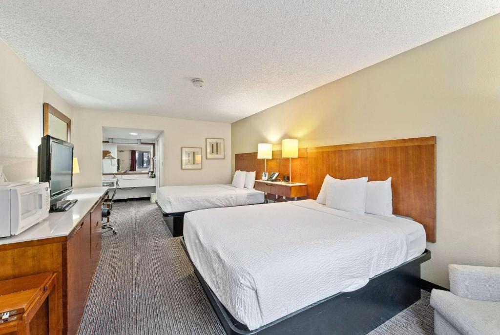 Postel nebo postele na pokoji v ubytování Ramada by Wyndham Cedar City