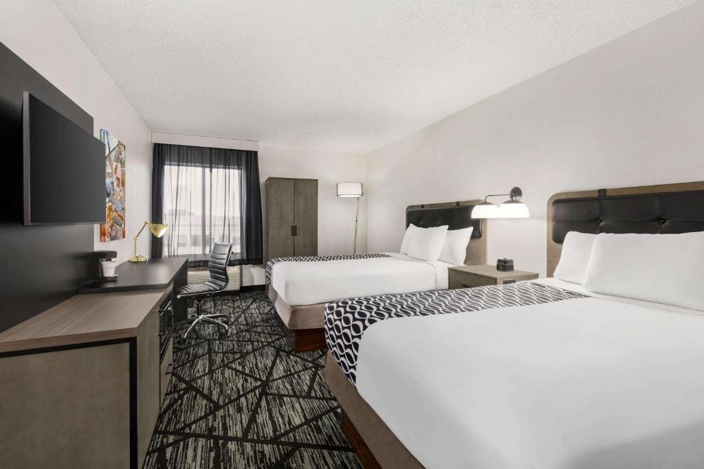 La Quinta Inn & Suites by Wyndham Cleveland Airport West - Deluxe Double Room With Two Double Beds
