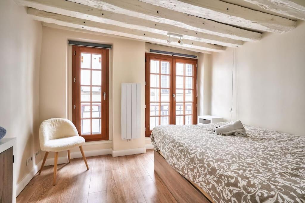 En eller flere senger p&aring; et rom p&aring; Superb 2 bedroom flat in le Marais neighborhood