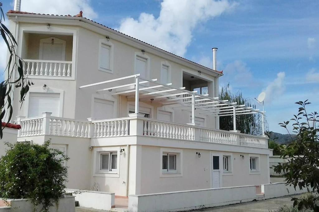 Balkón alebo terasa v ubytovaní Traditional apartment in nature