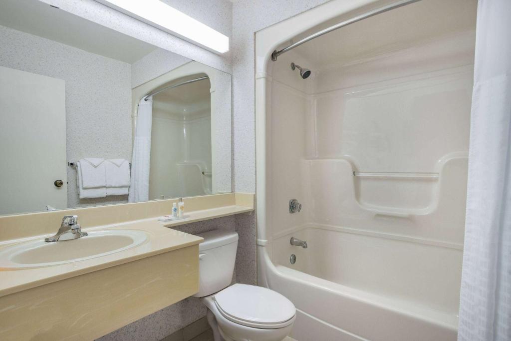 Travelodge by Wyndham Bridgewater - Queen Room Met Twee Queensize Bedden - Niet -roken