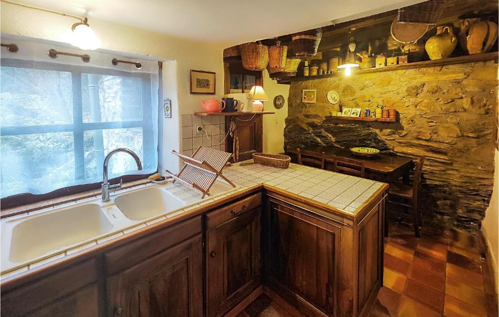 Kuchyňa alebo kuchynka v ubytovaní Cozy Home In Olargues With Kitchen