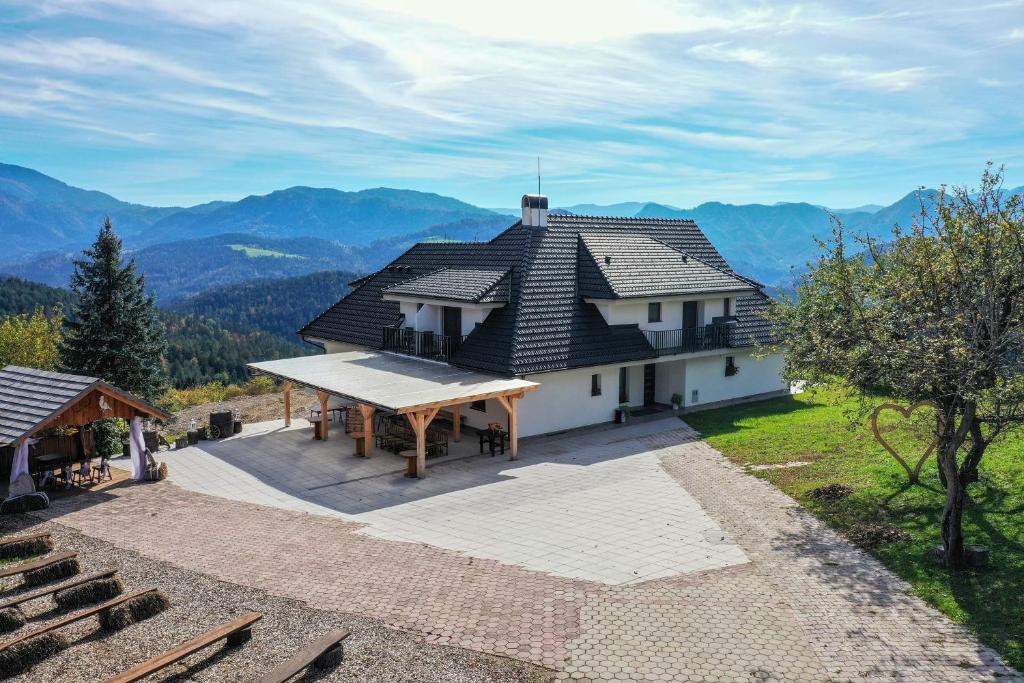 Nespecifikovaný výhled na hory nebo výhled na hory při pohledu z penzionu – hostince