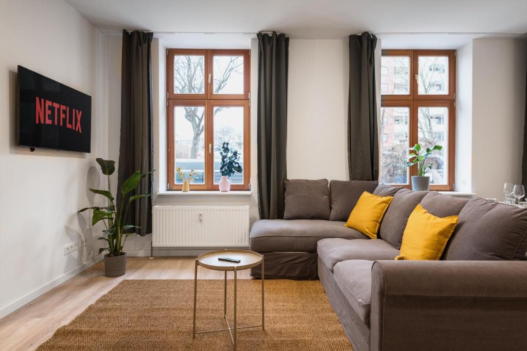 a living room with a couch and a table at Komm rein und fühle dich zu Hause direkt nahe der Altstadt Spandau und am Wasser in Berlin