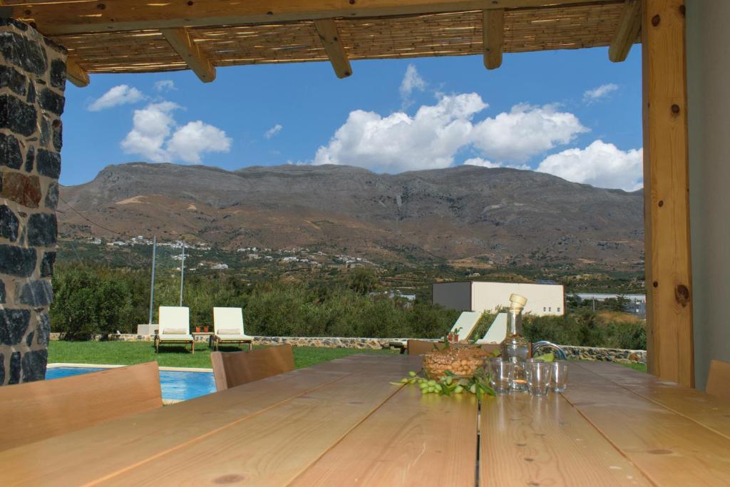 A general mountain view or a mountain view taken from A villát