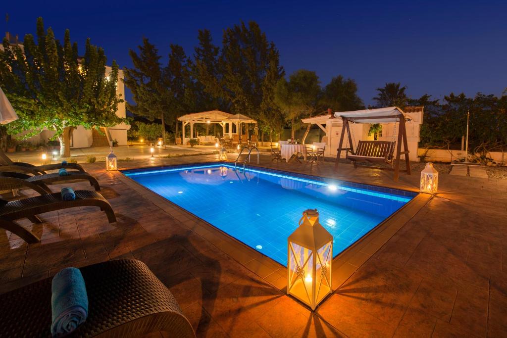 法里拉基的住宿－Villa Dora，游泳池旁的晚上有灯笼