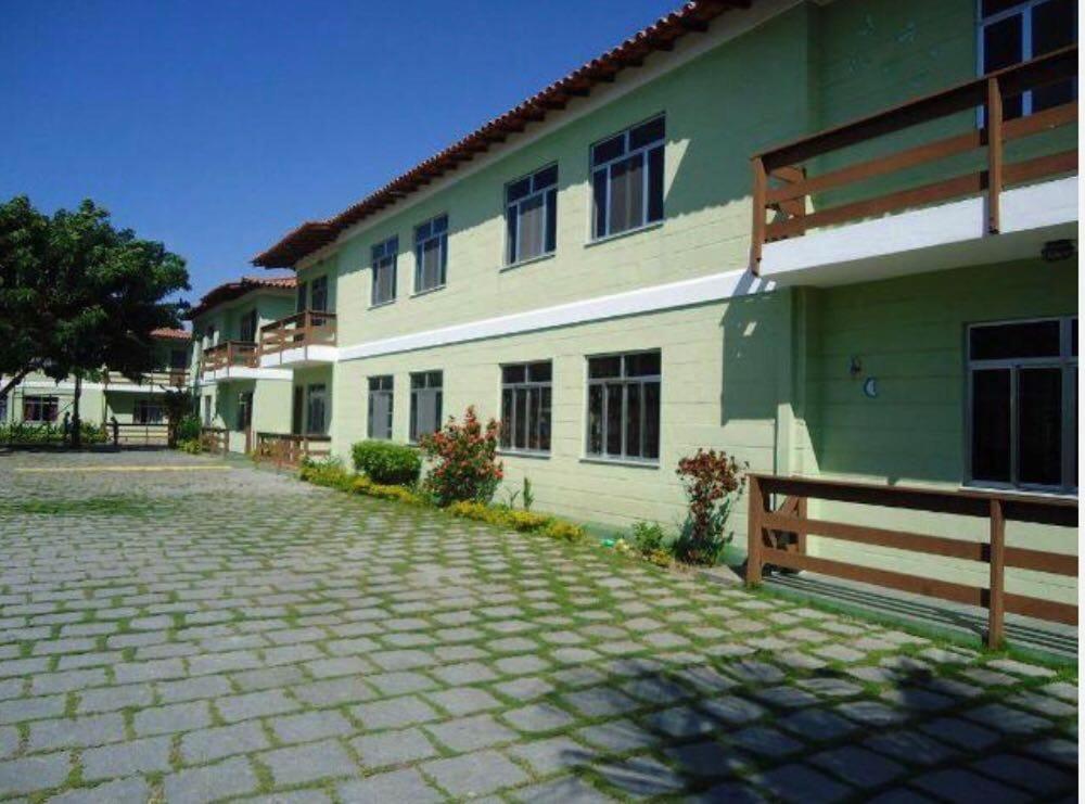 ein Gebäude mit einer gemauerten Auffahrt davor in der Unterkunft Casa Cabo Frio in Cabo Frio