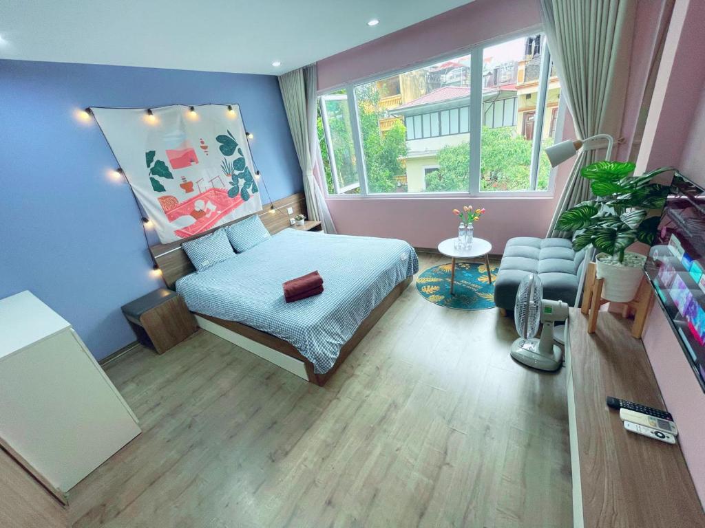um pequeno quarto com uma cama e uma janela em May - Street Sky View sđt 09756-59323 em Hanói