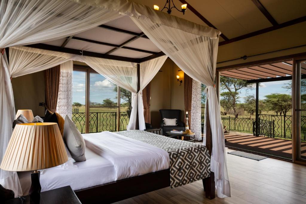 Postel nebo postele na pokoji v ubytování Serengeti Sametu Camp