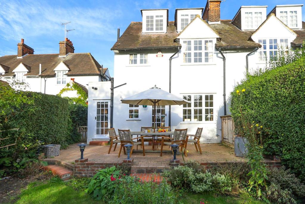 Zahrada ubytování Elegant Garden Cottage near Hampstead Heath & Tube