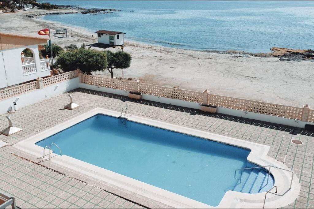 庫耶瓦斯德拉曼佐拉的住宿－Apartamentos El Calón Playa，海滩旁的大型游泳池