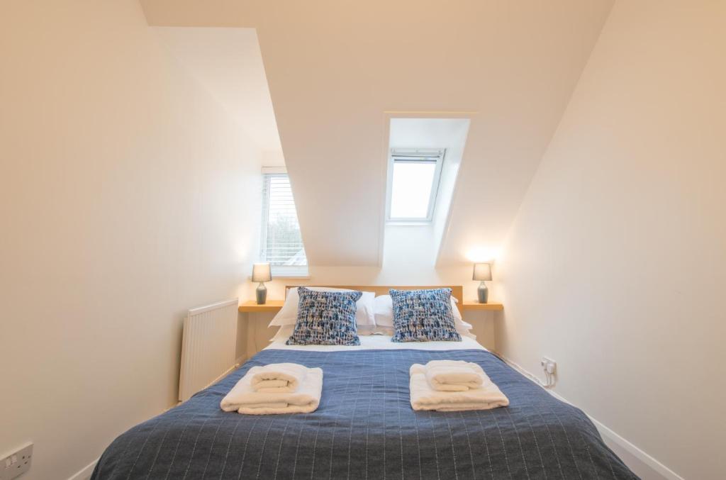 1 dormitorio con 1 cama con toallas en Harbour Master, en Kilmelfort
